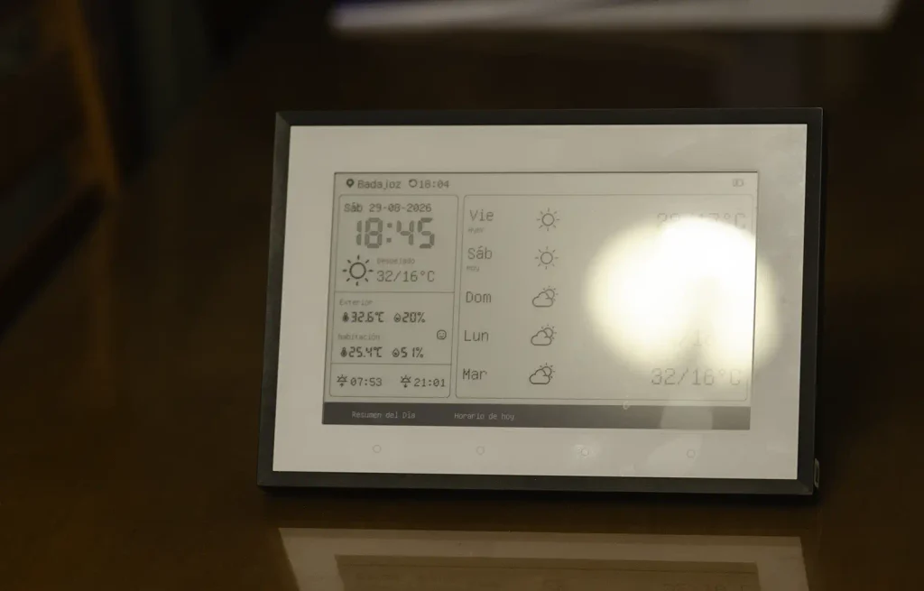 Reflejo de luz sobre la pantalla de cristal del SwitchBot E-Ink Home Dashboard, que dificulta la lectura de parte de la previsión meteorológica