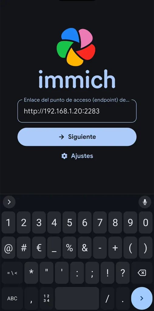 Pantalla de la app móvil de Immich para introducir la IP y el puerto del servidor