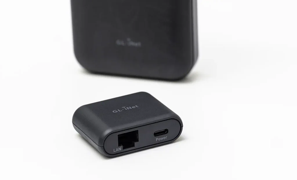 Replicador USB-C del GL.iNet Mudi V2 con puerto LAN Ethernet y entrada de alimentación