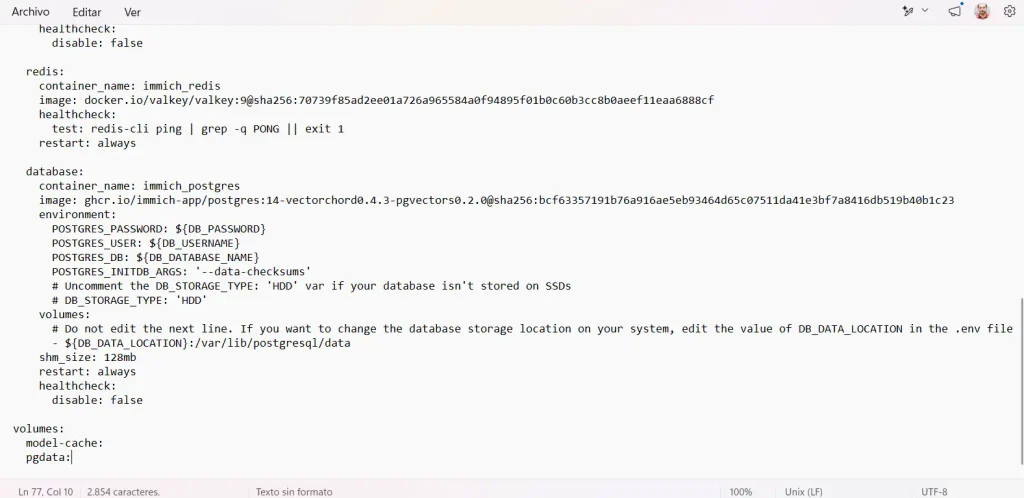 Archivo docker-compose.yml mostrando el volumen pgdata añadido correctamente bajo la sección volumes