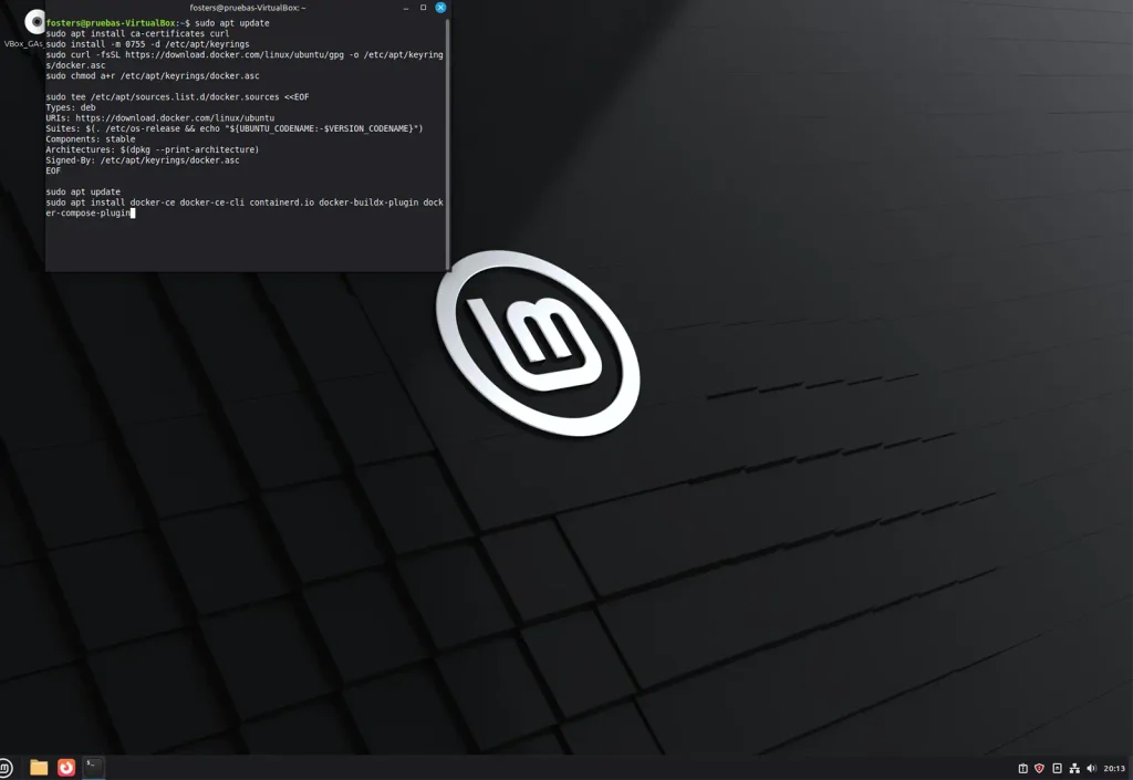 Terminal de Linux Mint mostrando el comando para añadir el repositorio oficial de Docker