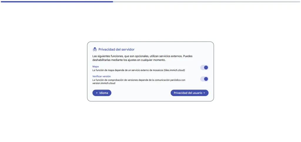 Pantalla de configuración de privacidad del servidor en Immich con las opciones de mapa y verificación de versión