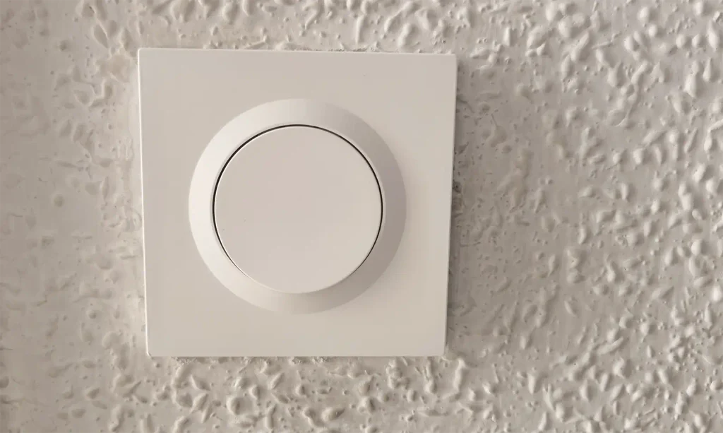 Interruptor SONOFF Orb-ZBW1L ya instalado y montado en la pared