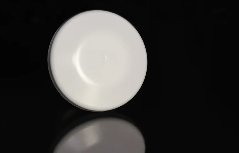 Shelly Flood S Gen4, el sensor de fugas de agua analizado, sobre fondo negro con reflejo
