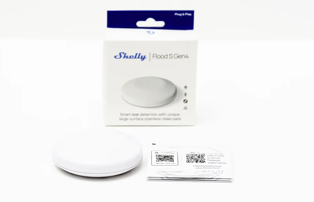 helly Flood S Gen4, sensor de fugas de agua, con su caja original y los códigos QR de emparejamiento Matter y del grupo de soporte de Shelly