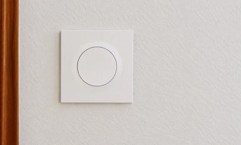 Análisis del interruptor de pared SONOFF Orb-ZBW1L instalado junto a una puerta