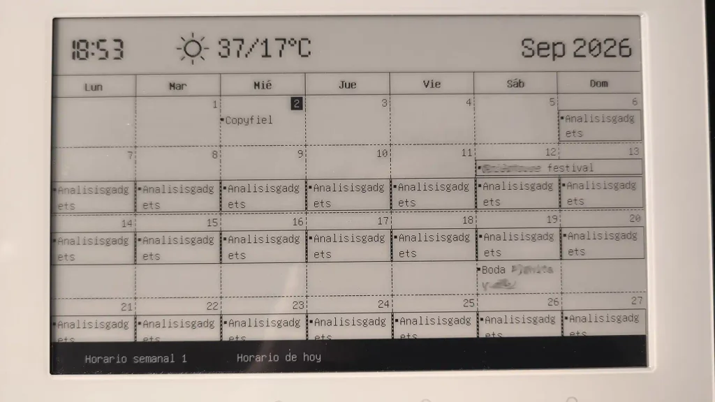 Vista mensual del calendario en el SwitchBot E-Ink Home Dashboard mostrando cómo los eventos con texto largo deforman las filas de la semana