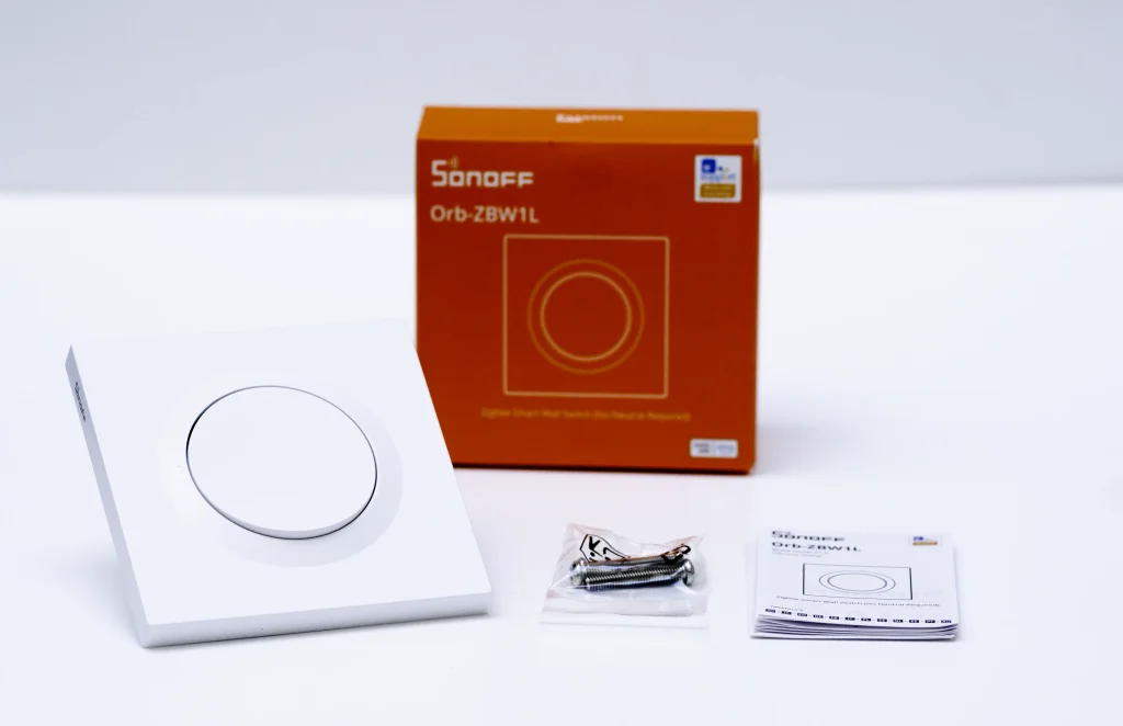 Unboxing del interruptor SONOFF Orb-ZBW1L con caja, tornillos y manual de instrucciones