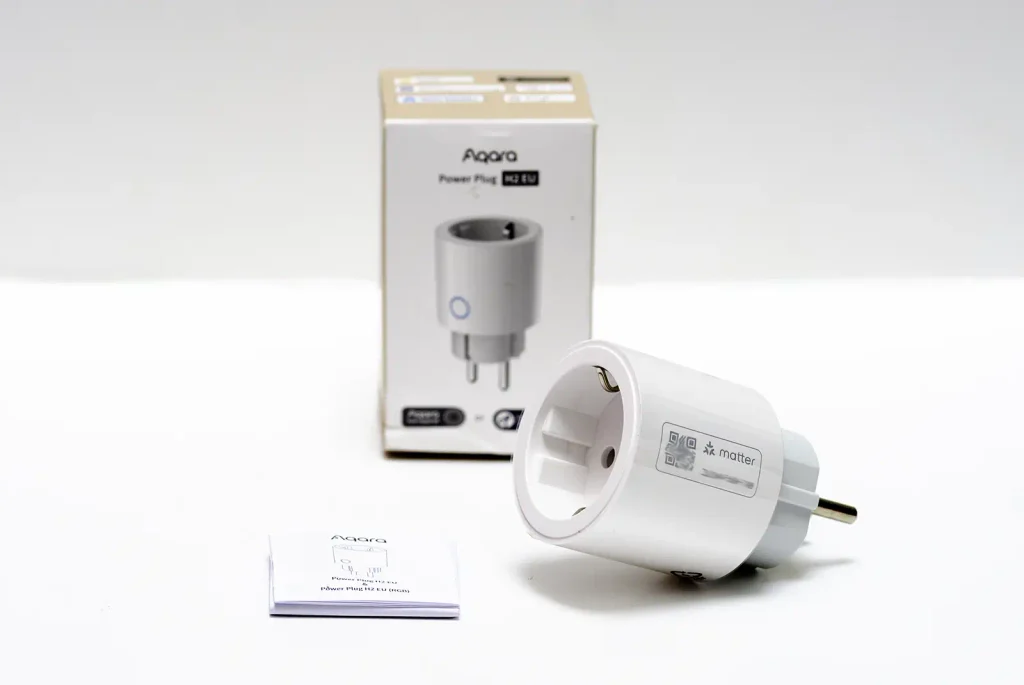 Contenido de la caja del Aqara Power Plug H2 EU con el enchufe, el manual y la etiqueta de emparejamiento Matter