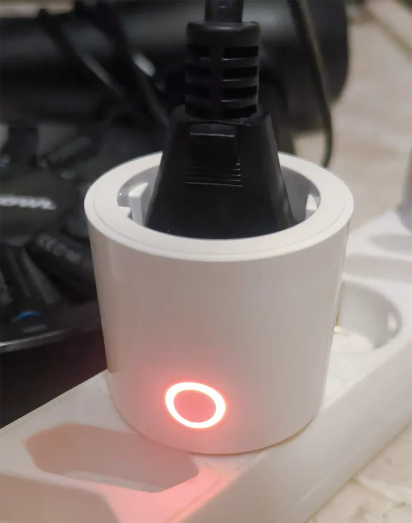 LED rojo del Aqara Power Plug H2 EU tras cortar la corriente al superar el límite de sobrecarga configurado