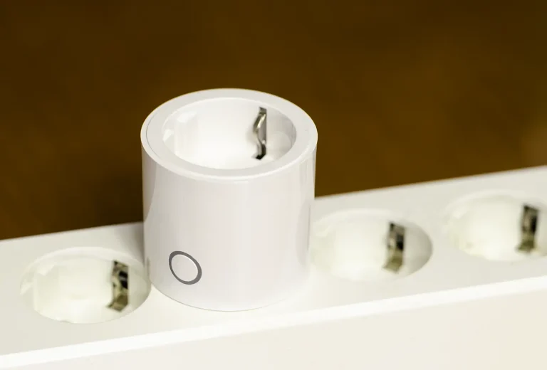 Aqara Power Plug H2 EU enchufado en una regleta sin tapar los enchufes contiguos
