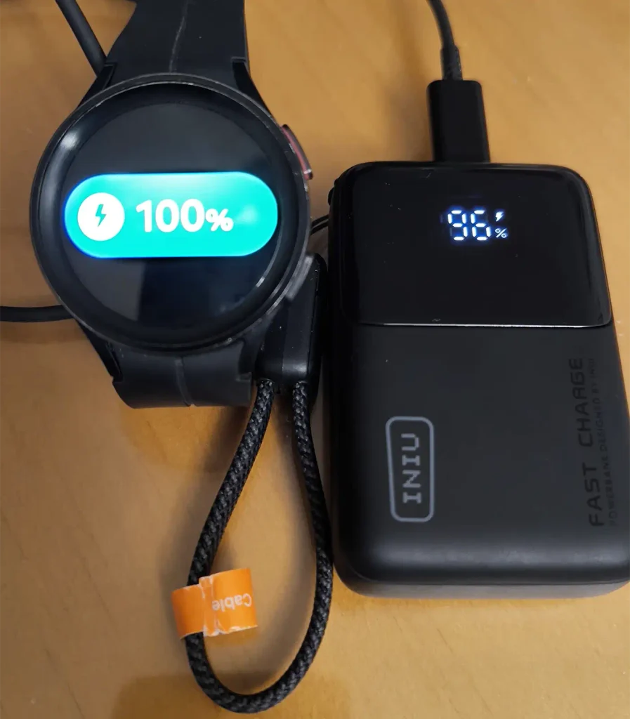 Samsung Galaxy Watch 5 Pro cargado al 100 % con la INIU Pocket Rocket P50, que muestra un 96 % de batería en su pantalla
