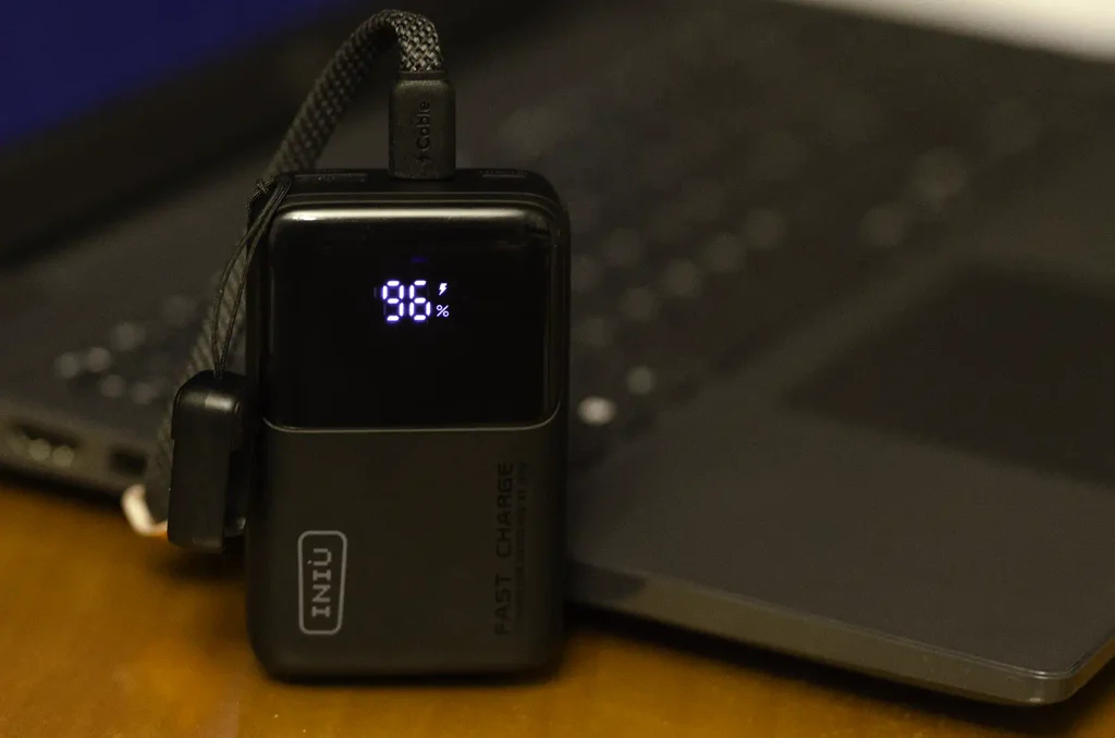 INIU Pocket Rocket P50 cargando un portátil por USB-C, con la pantalla marcando un 96 %
