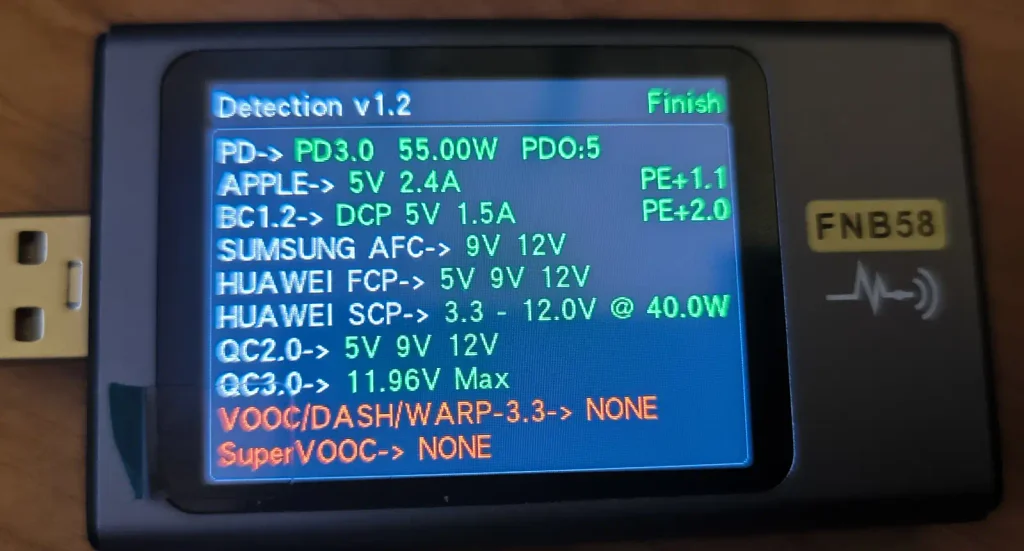 Pantalla del medidor FNB58 con los protocolos de carga rápida detectados en la INIU Pocket Rocket P50: USB PD 3.0, Huawei SCP y FCP, Samsung AFC, Quick Charge 2.0 y 3.0, Apple 2,4 A y BC 1.2