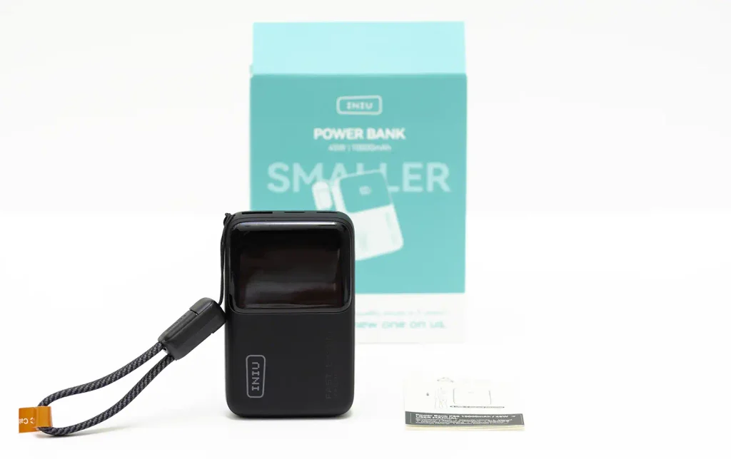 Contenido de la caja de la INIU Pocket Rocket P50: la powerbank de 10.000 mAh con su cable USB-C trenzado de cordón, el manual de usuario y la caja de fondo