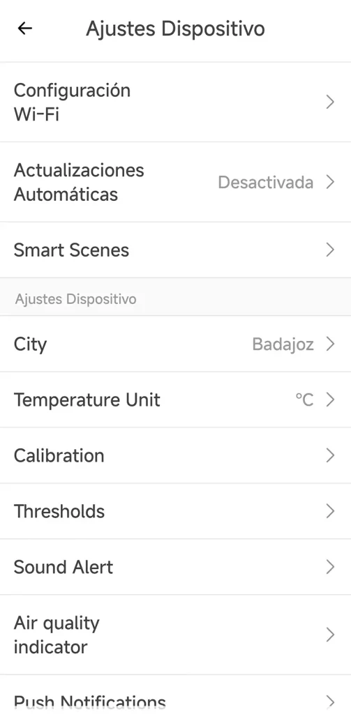 Menú de ajustes del SONOFF AirGuard CO2 en la app eWeLink, con opciones de Wi-Fi, actualizaciones, ciudad, unidad de temperatura, calibración, umbrales, alerta sonora, indicador de calidad del aire y notificaciones, mezclando textos en español e inglés