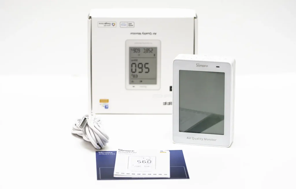 Contenido de la caja del SONOFF AirGuard CO2: medidor de CO₂, cable USB y manual de instrucciones, sin cargador incluido